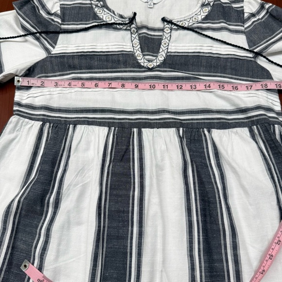 Crown & Ivy Peplum Top Black & White Long Sleeve Aztec Babydoll Women’s Size Med - Picture 7 of 13